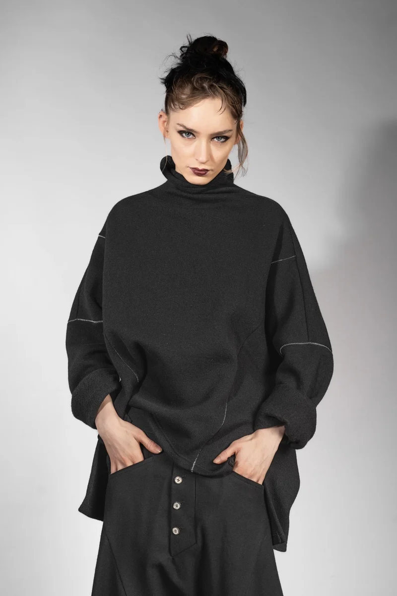 eigensinnig wien | Estella | Weiter Woll-Pullover mit Rollkragen für Damen in Schwarz