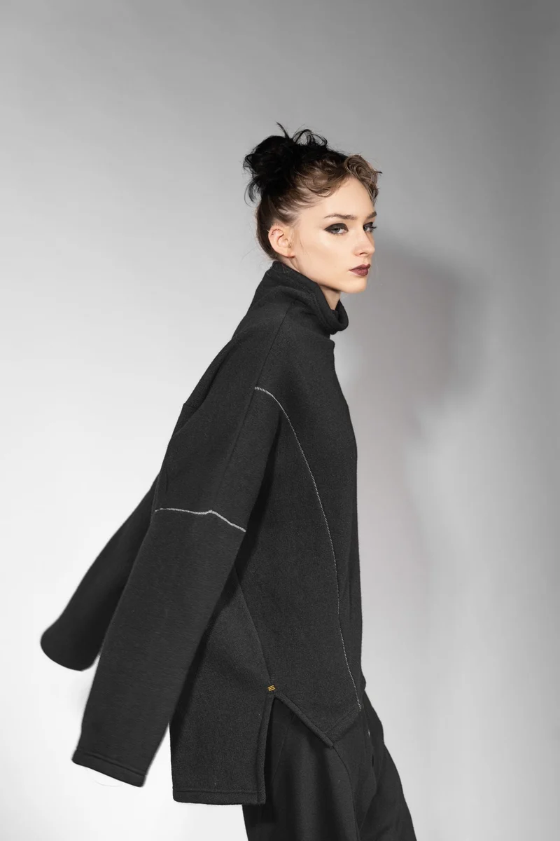 eigensinnig wien | Estella | Weiter Woll-Pullover mit Rollkragen für Damen in Schwarz