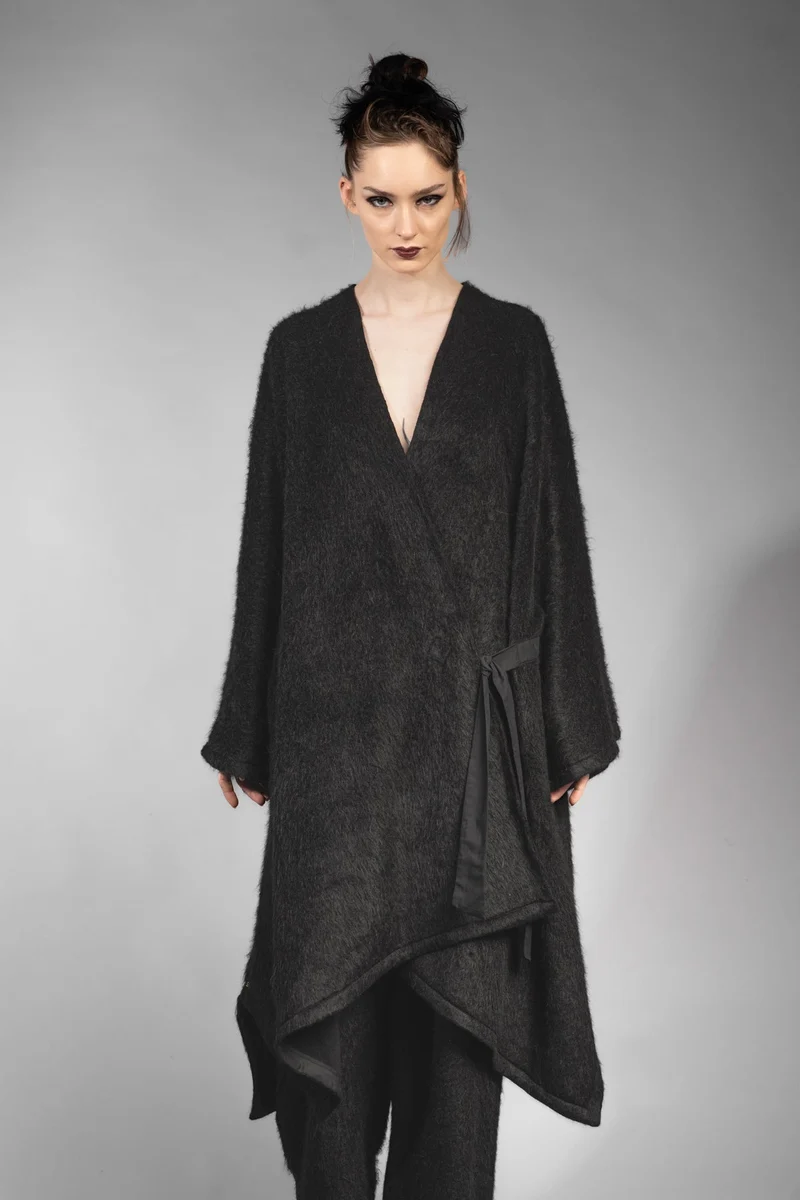 eigensinnig wien | Fama | Schwarzer Designer Flausch-Capemantel mit Ärmeln