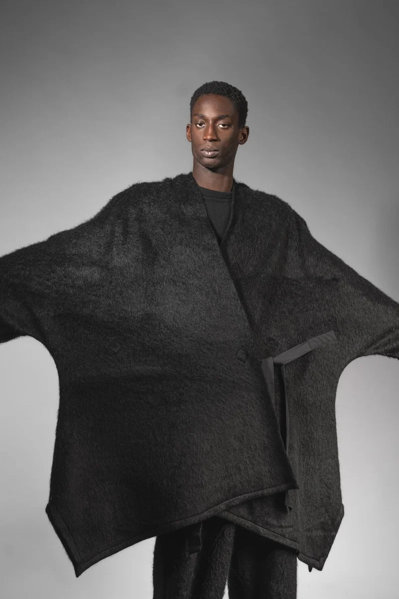 eigensinnig wien | Fama | Schwarzer Designer Flausch-Capemantel mit Ärmeln