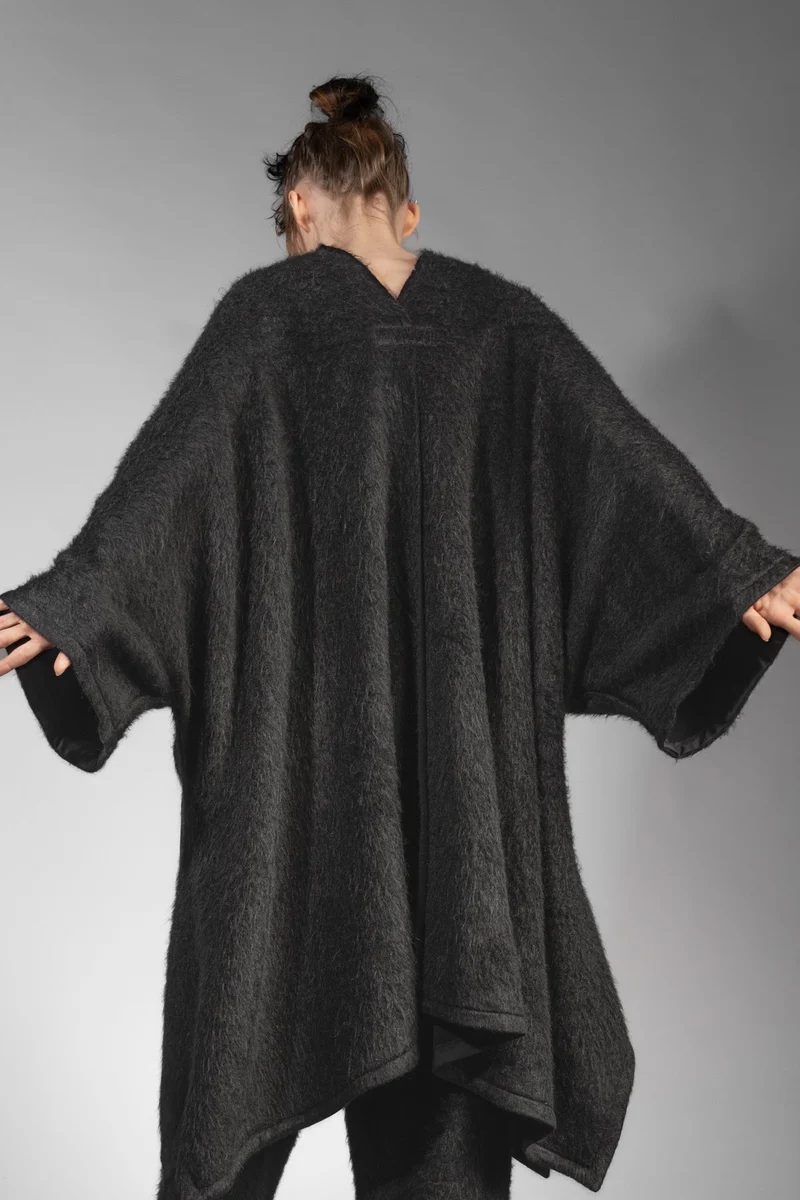 eigensinnig wien | Fama | Schwarzer Designer Flausch-Capemantel mit Ärmeln
