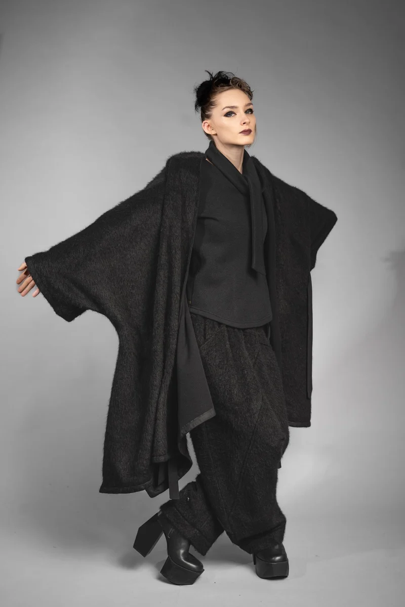 eigensinnig wien | Fama | Schwarzer Designer Flausch-Capemantel mit Ärmeln