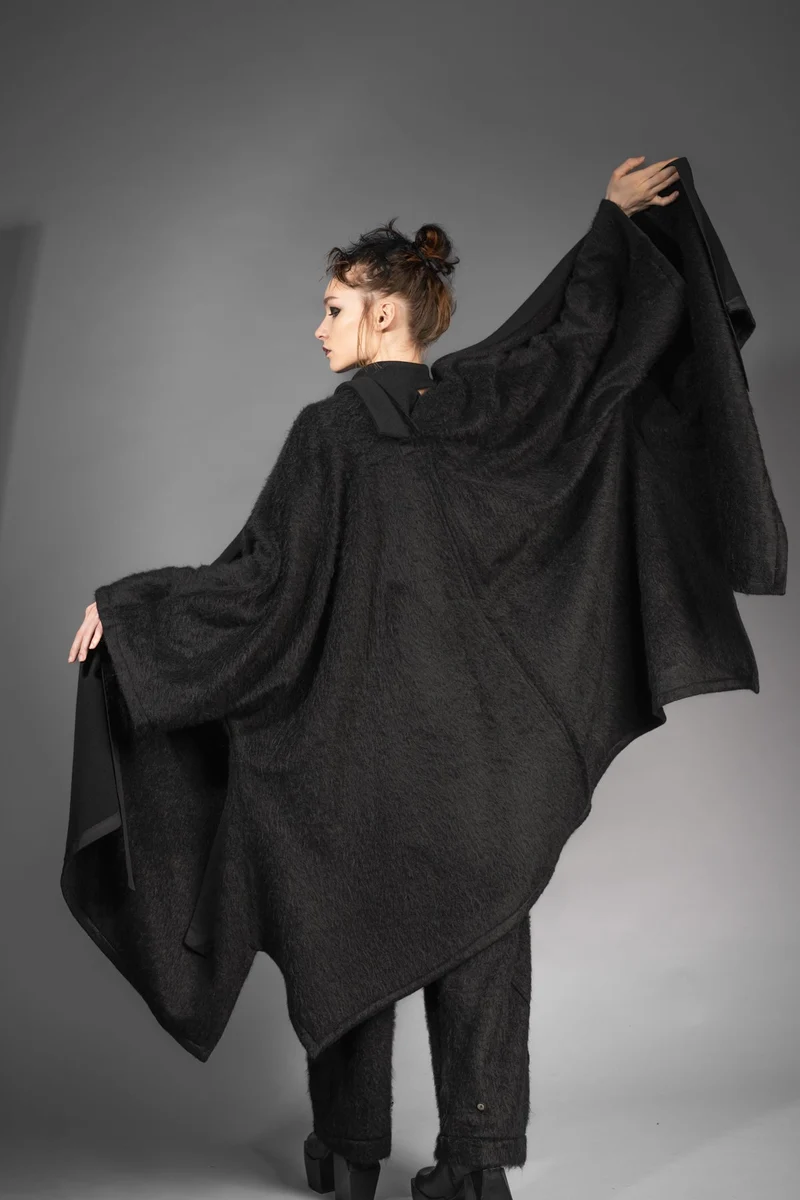 eigensinnig wien | Fama | Schwarzer Designer Flausch-Capemantel mit Ärmeln