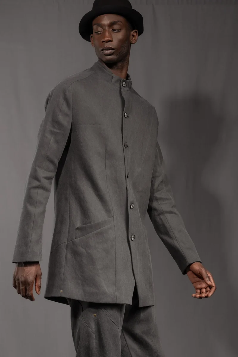 eigensinnig wien | Wotruba | Skulpturaler Herren Cold Dye Rigid Denim Kurzmantel in Moosgrau