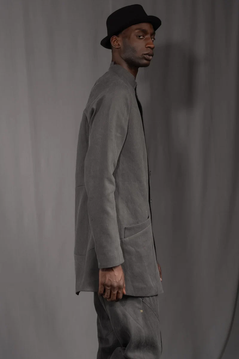 eigensinnig wien | Wotruba | Skulpturaler Herren Cold Dye Rigid Denim Kurzmantel in Moosgrau