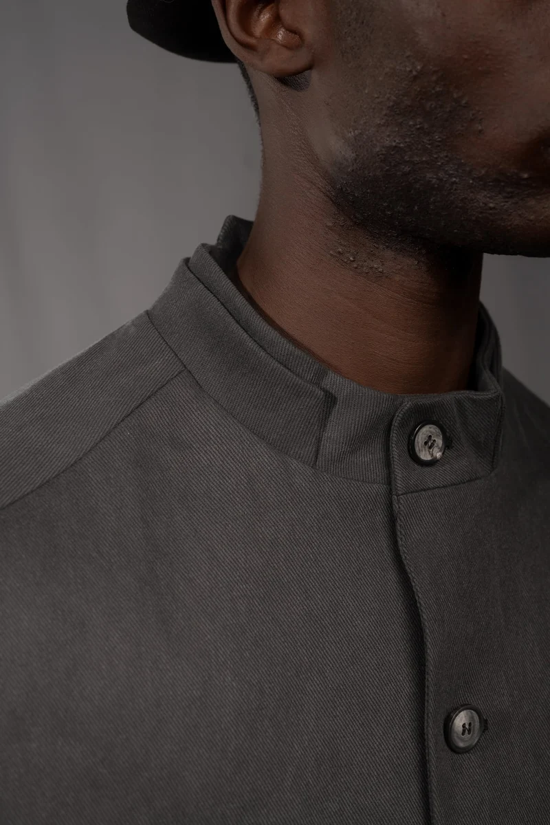 eigensinnig wien | Wotruba | Skulpturaler Herren Cold Dye Rigid Denim Kurzmantel in Moosgrau