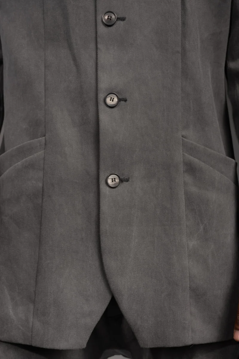eigensinnig wien | Wotruba | Skulpturaler Herren Cold Dye Rigid Denim Kurzmantel in Moosgrau