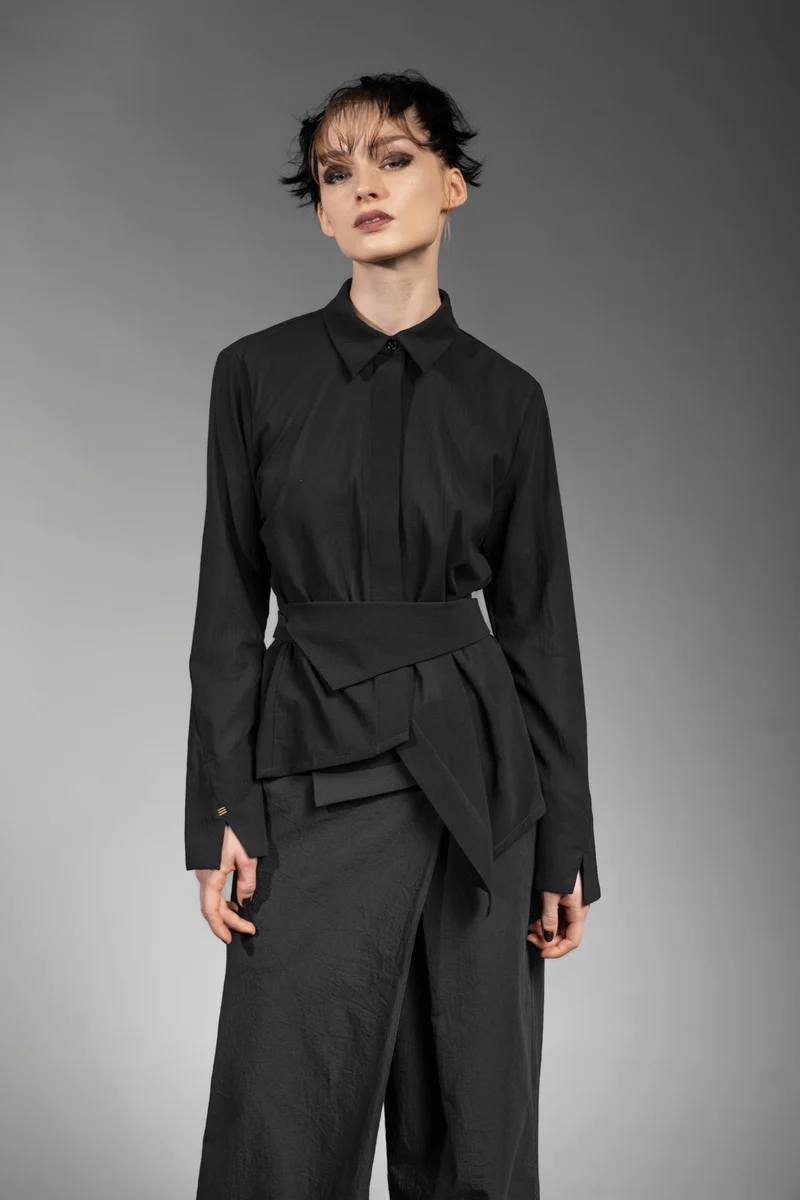 eigensinnig wien | Badb | Asymmetrische Designerbluse für Damen aus leichter japanischer Baumwolle