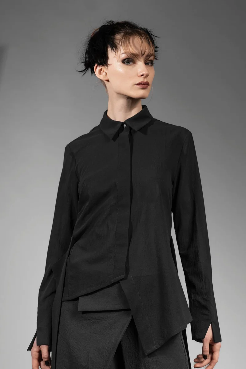 eigensinnig wien | Badb | Asymmetrische Designerbluse für Damen aus leichter japanischer Baumwolle