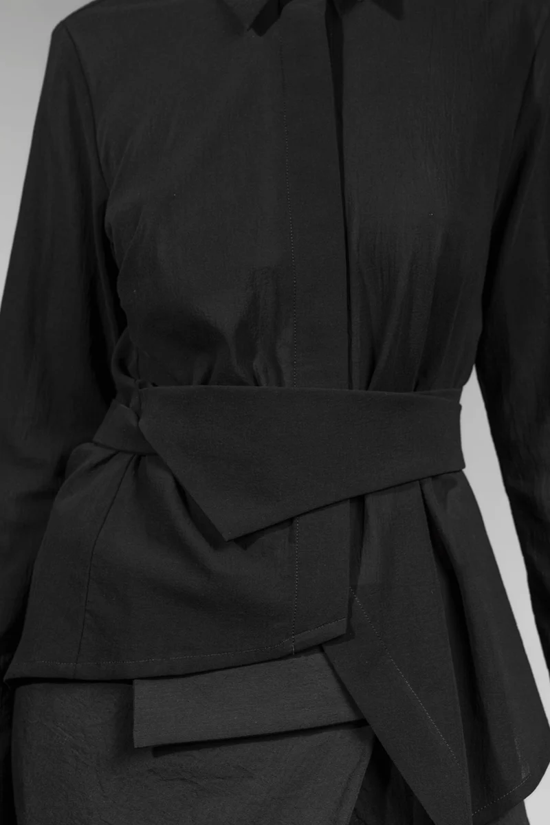 eigensinnig wien | Badb | Asymmetrische Designerbluse für Damen aus leichter japanischer Baumwolle