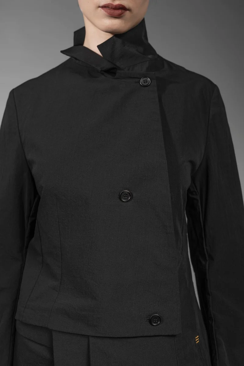 eigensinnig wien | Cailb | Schwarzer, asymmetrischer Designerblazer für Damen aus japanischer Baumwolle