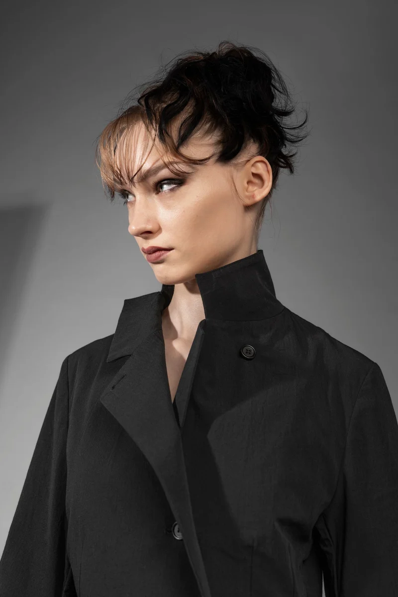 eigensinnig wien | Cailb | Schwarzer, asymmetrischer Designerblazer für Damen aus japanischer Baumwolle