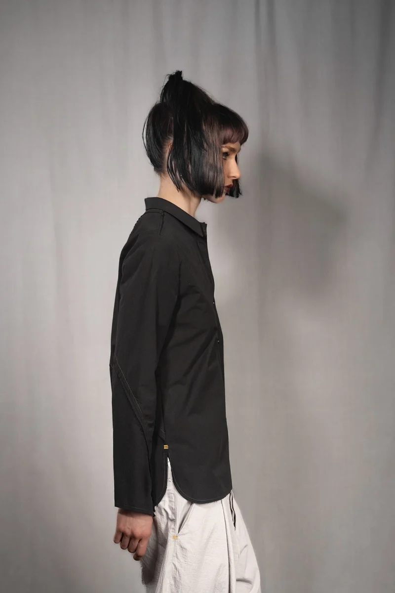 eigensinnig wien | Chomsky | Extravagante, schwarze Hemdbluse für Damen aus japanischer Baumwolle