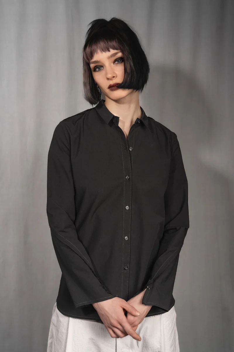eigensinnig wien | Chomsky | Extravagante, schwarze Hemdbluse für Damen aus japanischer Baumwolle