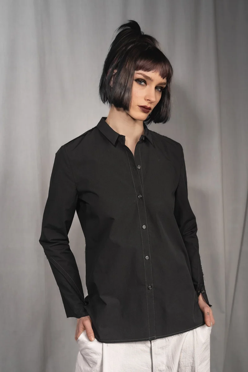 eigensinnig wien | Chomsky | Extravagante, schwarze Hemdbluse für Damen aus japanischer Baumwolle