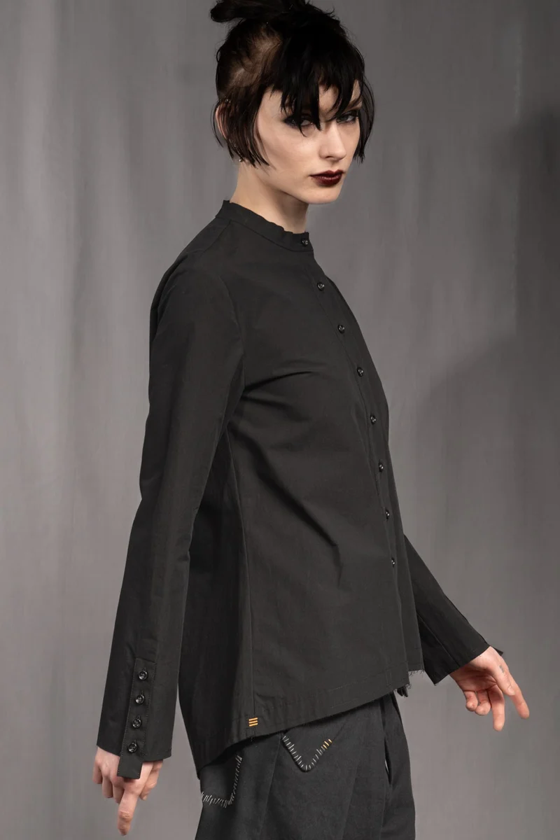 eigensinnig wien | Concrete Heart | Extravagante, schwarze Hemdbluse ohne Kragen für Damen aus japanischer Baumwolle