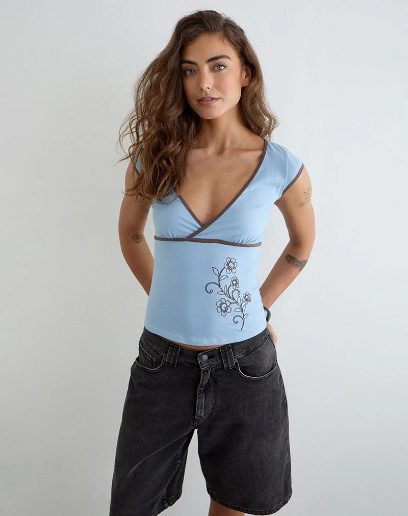 Liuvia-Top in Nantucket-Blau mit Einfassung in Coffee Quartz und Blumenstickerei