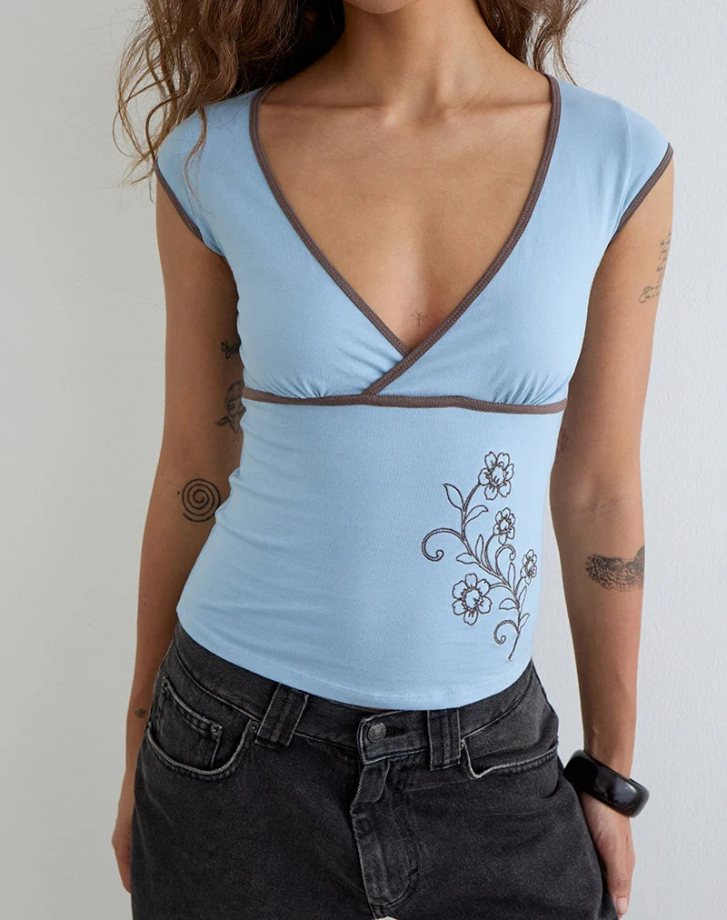 Liuvia-Top in Nantucket-Blau mit Einfassung in Coffee Quartz und Blumenstickerei