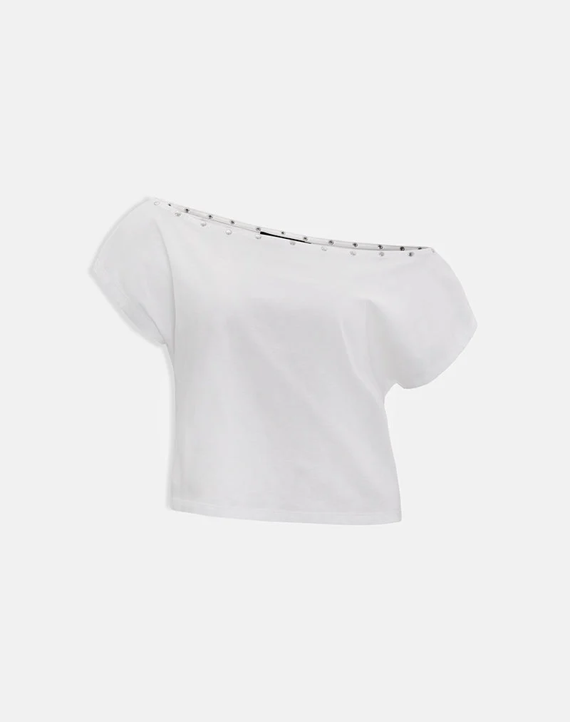 Bizzy Top mit Nietenverzierung am Ausschnitt in Off-White