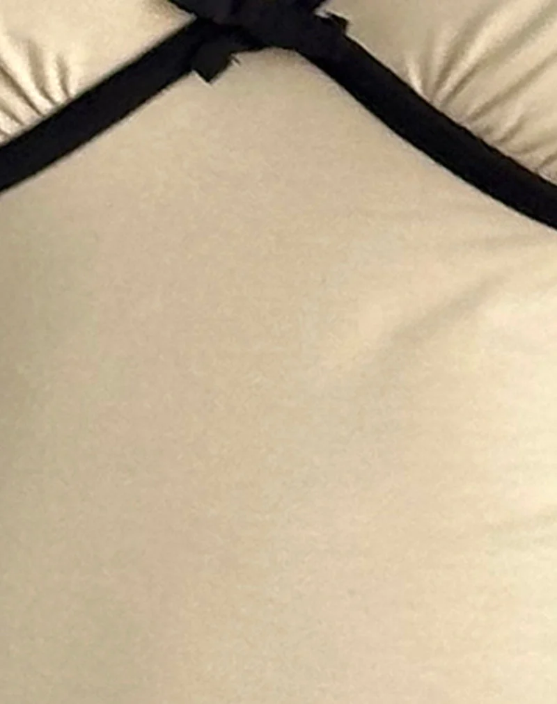 Tasina Top in Kokosnussmilch mit schwarzer Bindung