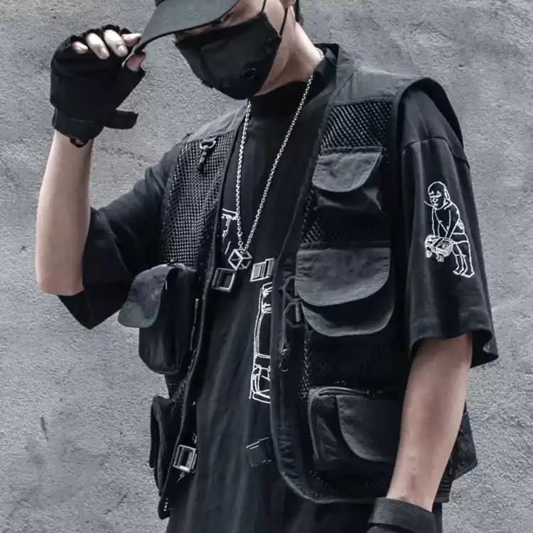 Herren-Techwear-Weste mit mehreren Taschen, Mesh-Einsätzen und Schnallen