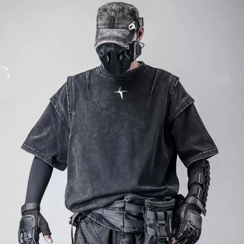 Schwarzes Herren-Techwear-Top mit Sternenmuster und Used-Look, Kurzarm.