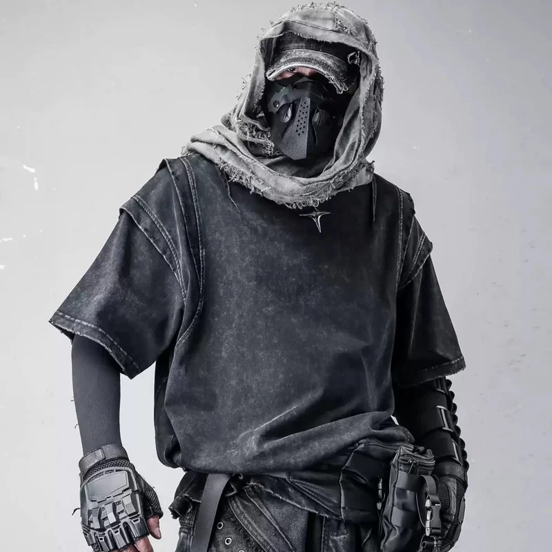 Schwarzes Herren-Techwear-Top mit Sternenmuster und Used-Look, Kurzarm.