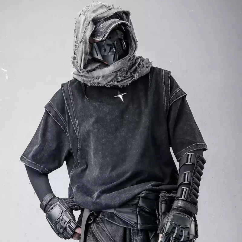 Schwarzes Herren-Techwear-Top mit Sternenmuster und Used-Look, Kurzarm.
