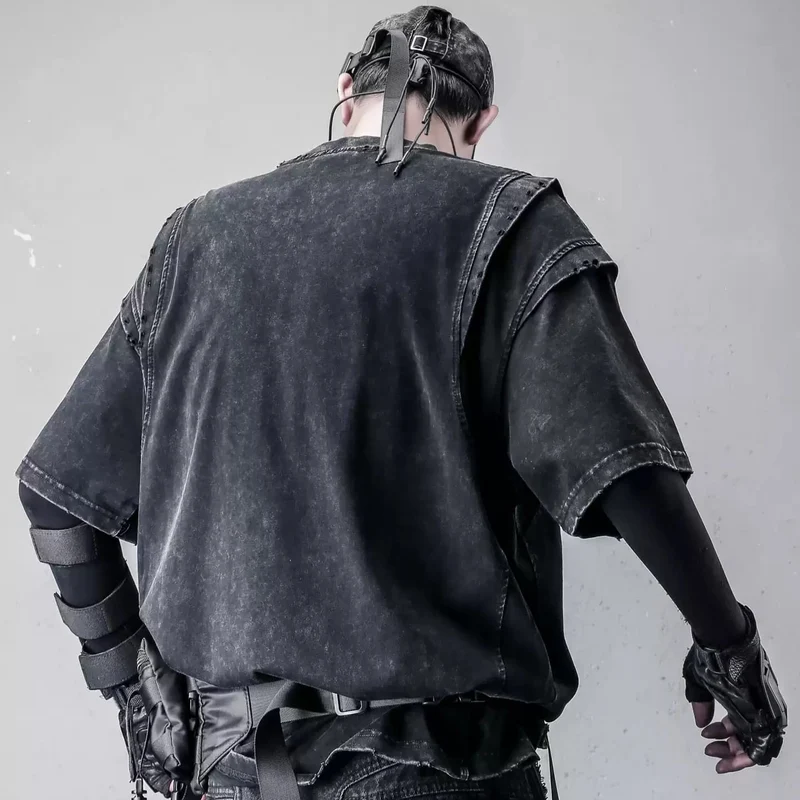Schwarzes Herren-Techwear-Top mit Sternenmuster und Used-Look, Kurzarm.