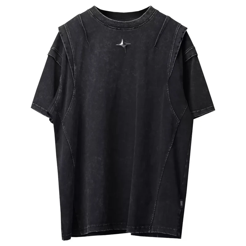 Schwarzes Herren-Techwear-Top mit Sternenmuster und Used-Look, Kurzarm.
