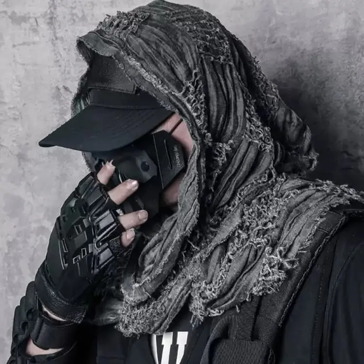 Herren-Techwear-Schal mit geraffter, abgenutzter, offener Kante