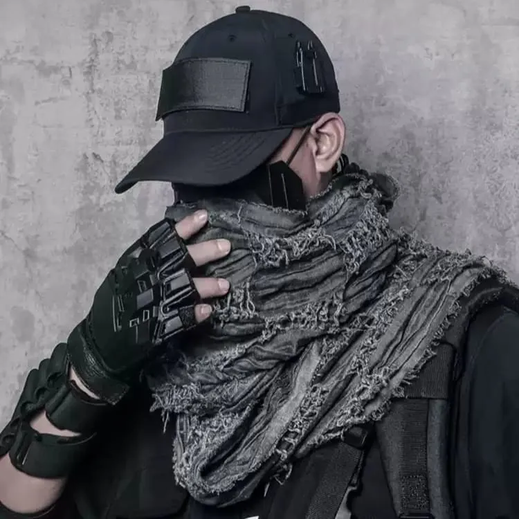 Herren-Techwear-Schal mit geraffter, abgenutzter, offener Kante