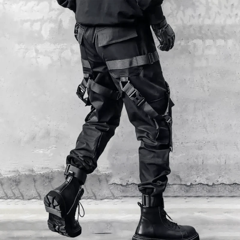 Herren-Cargohose mit mehreren Schnallen, großer Tasche und Bündchen