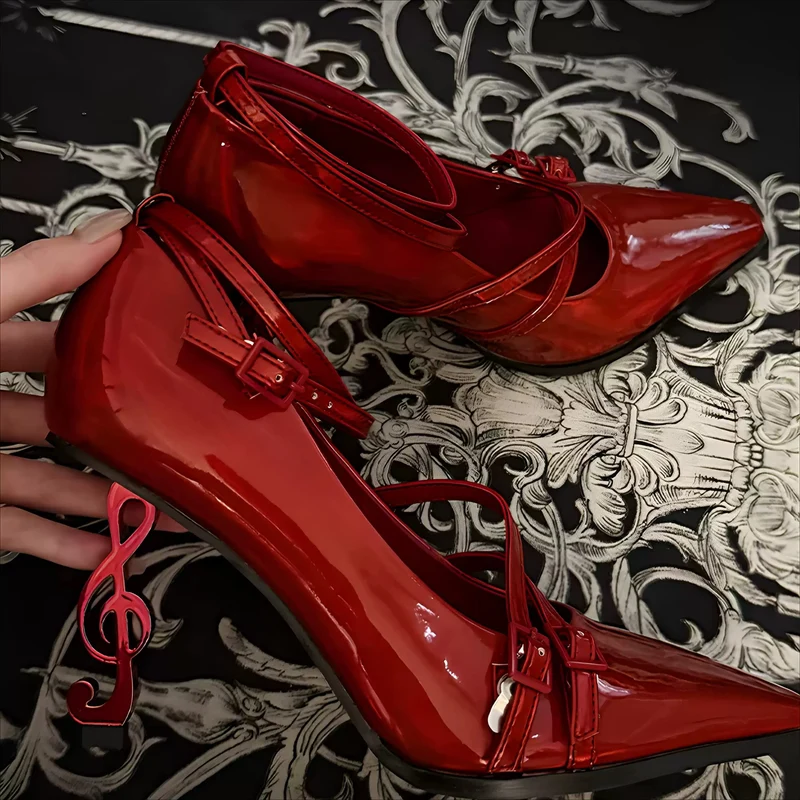 Gothic-Stilettos für Damen mit Knöchelriemen, mehreren Schnallen und Violinschlüsselabsatz