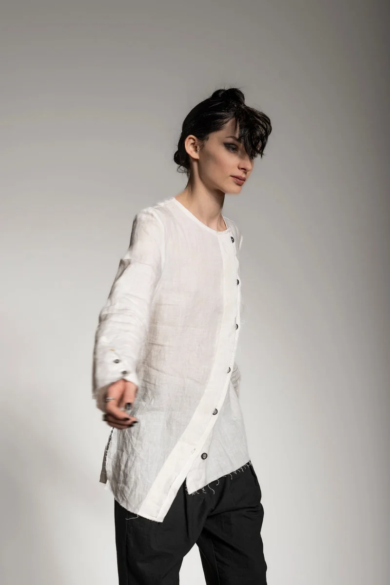 eigensinnig wien | Jelinek | Asymmetrische Designer Bluse aus Leinen für Damen in Weiß