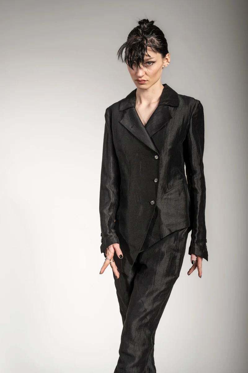eigensinnig wien | Stein | Asymmetrischer Designer Blazer für Damen aus Leinen in Schwarz