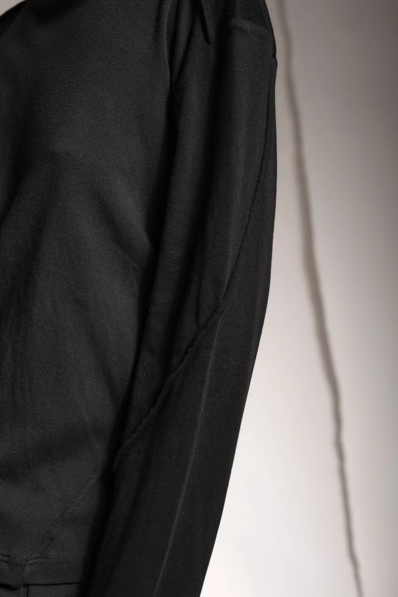eigensinnig wien | Tyche | Eleganter Designer Pullover in Schwarz aus Baumwolle