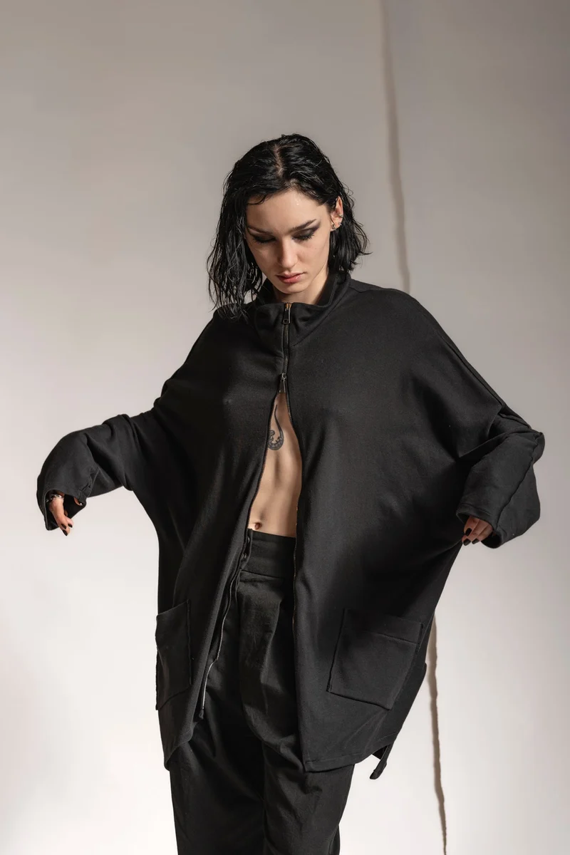eigensinnig wien | Horaz | Sportlich-elegante Shirtjacke für Damen und Herren in Schwarz