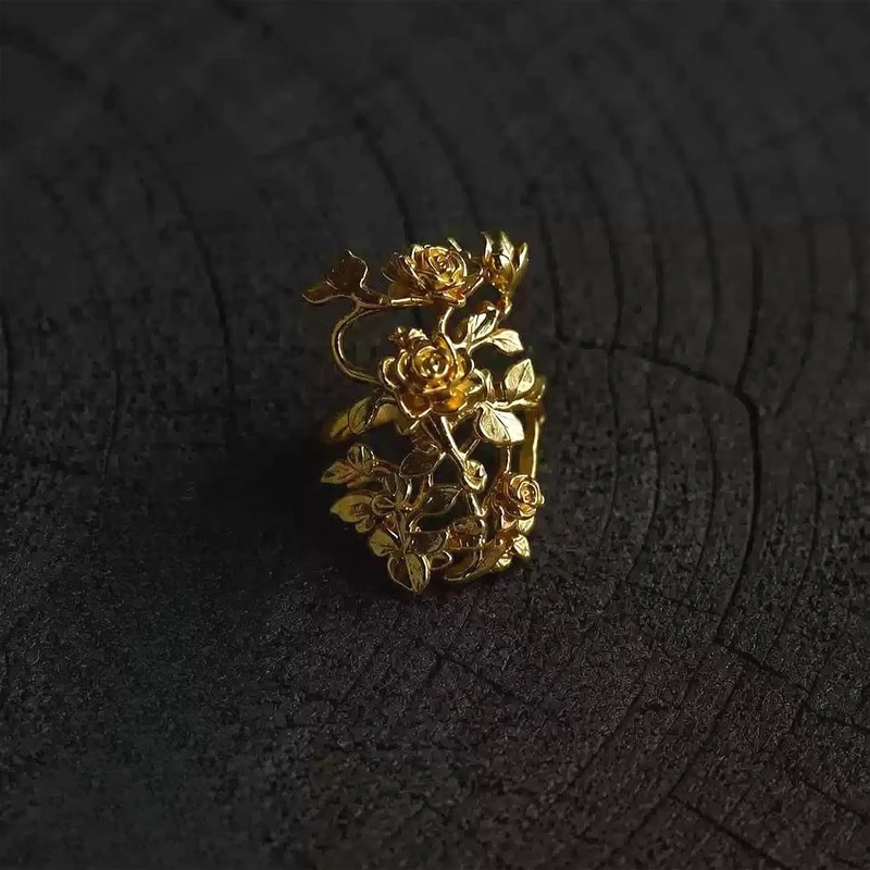 Gothic-Ring für Damen mit ausgeschnittenen Rosenzweigen und offenem Band