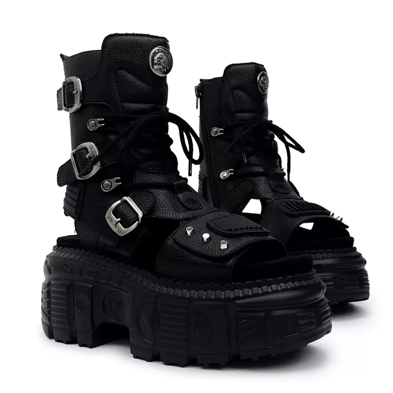 Punkige Damen-Sandalen mit Nieten, Schnallenriemen, Cut-outs, offener Zehenpartie, Plateau und dicker Sohle
