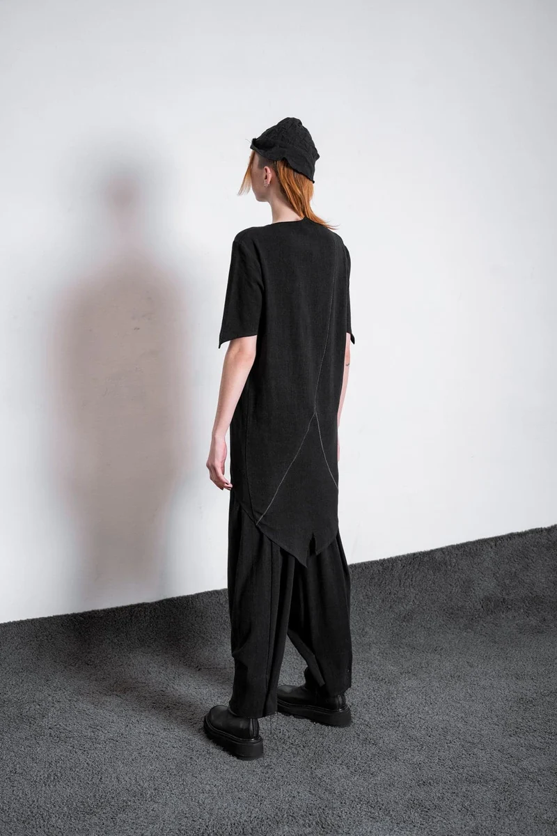 eigensinnig wien | Serres | Extra langes Leinen T-Shirt für Damen und Herren in Schwarz