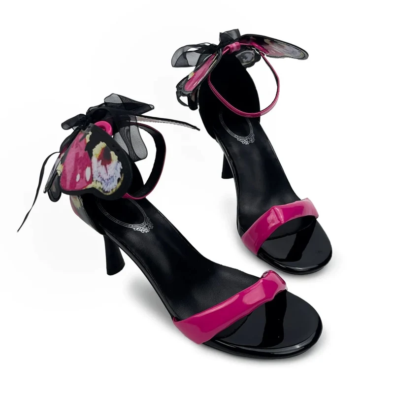 Gothic-Sandalen für Damen mit Schmetterlingsdekor, Knöchelriemen und Schnalle, offener Zehenpartie und Stilettoabsatz