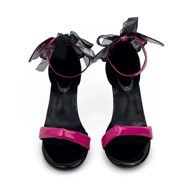 Gothic-Sandalen für Damen mit Schmetterlingsdekor, Knöchelriemen und Schnalle, offener Zehenpartie und Stilettoabsatz