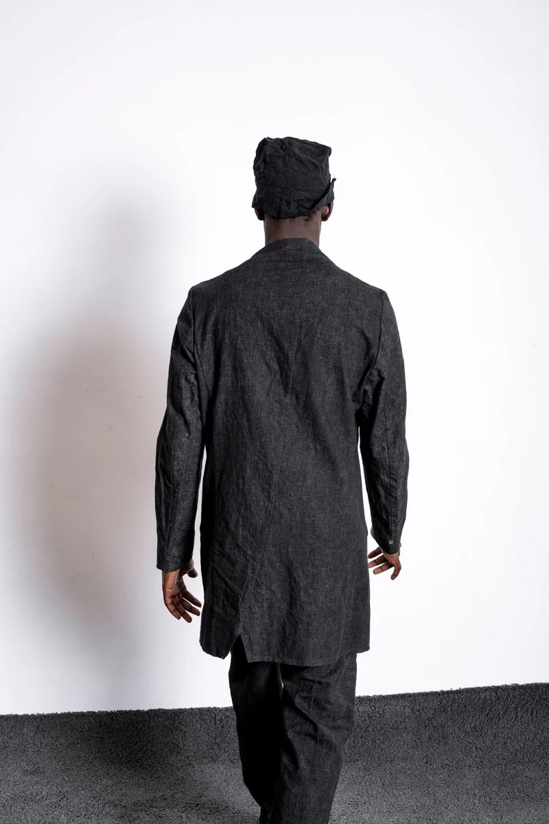eigensinnig wien | Fromm | Schwarzer Slim Fit Herren Kurzmantel mit Stehkragen aus Leinen