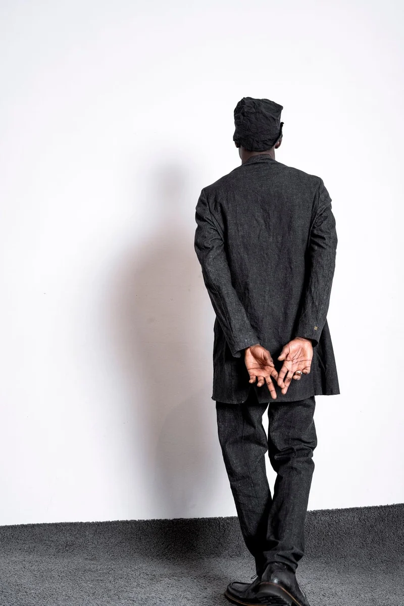 eigensinnig wien | Fromm | Schwarzer Slim Fit Herren Kurzmantel mit Stehkragen aus Leinen
