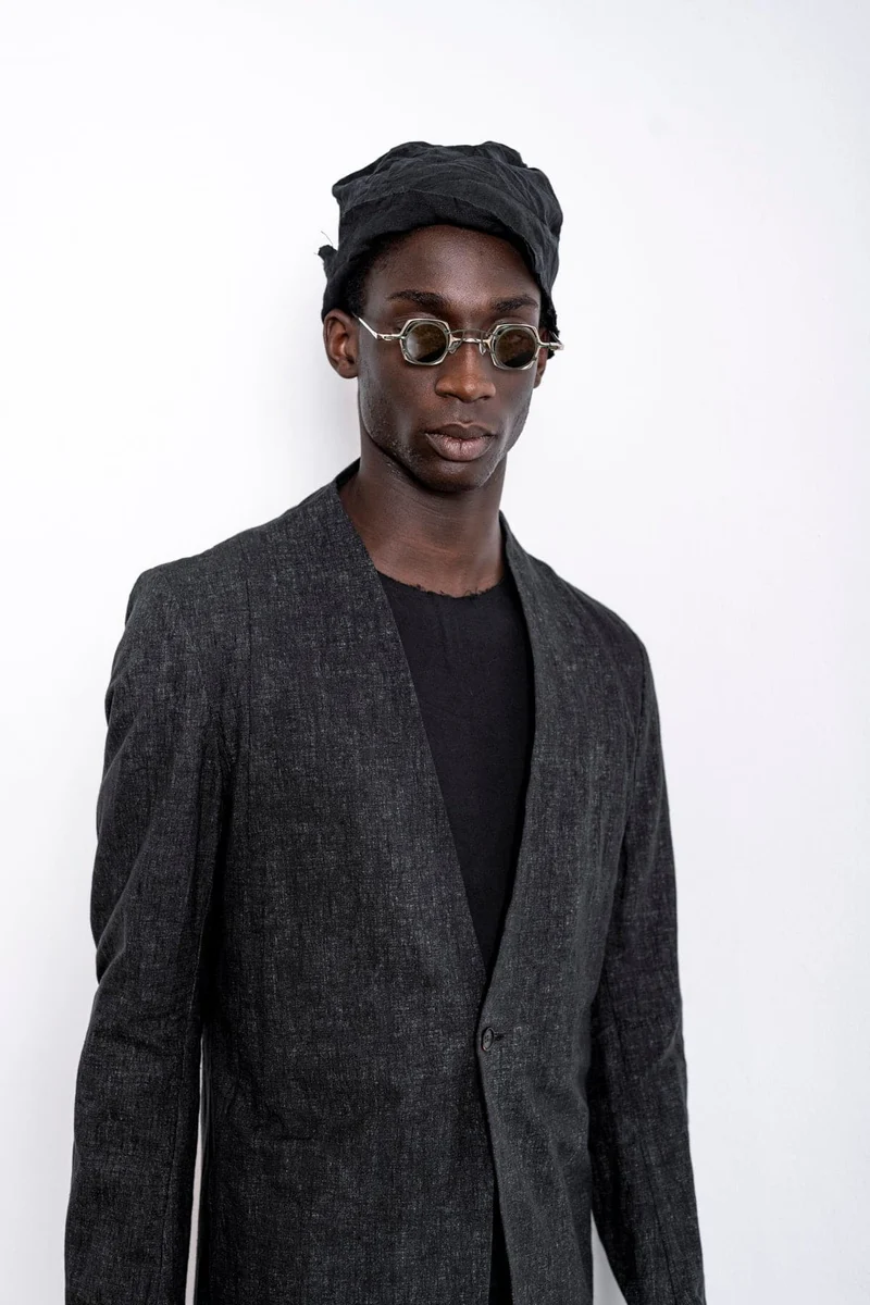 eigensinnig wien | Fromm | Schwarzer Slim Fit Herren Kurzmantel mit Stehkragen aus Leinen