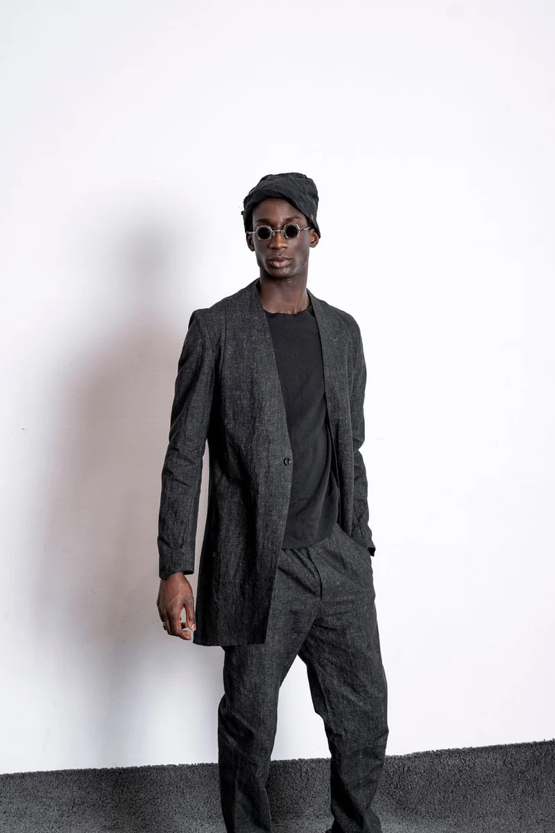 eigensinnig wien | Fromm | Schwarzer Slim Fit Herren Kurzmantel mit Stehkragen aus Leinen