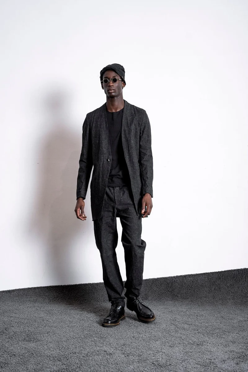 eigensinnig wien | Fromm | Schwarzer Slim Fit Herren Kurzmantel mit Stehkragen aus Leinen