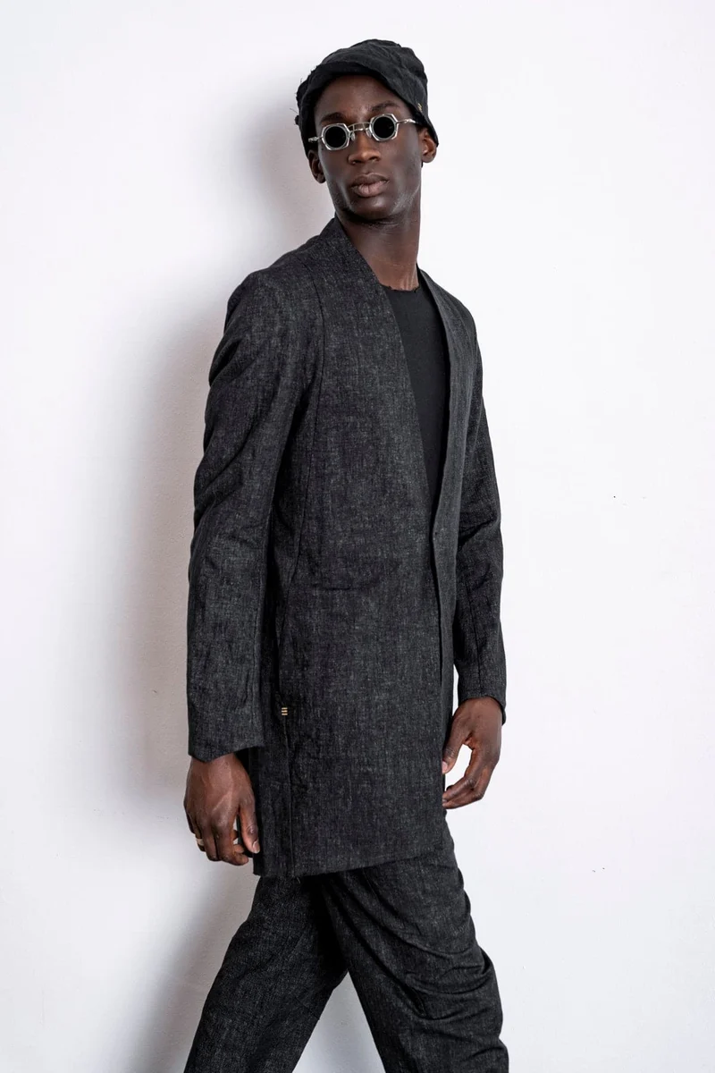eigensinnig wien | Fromm | Schwarzer Slim Fit Herren Kurzmantel mit Stehkragen aus Leinen