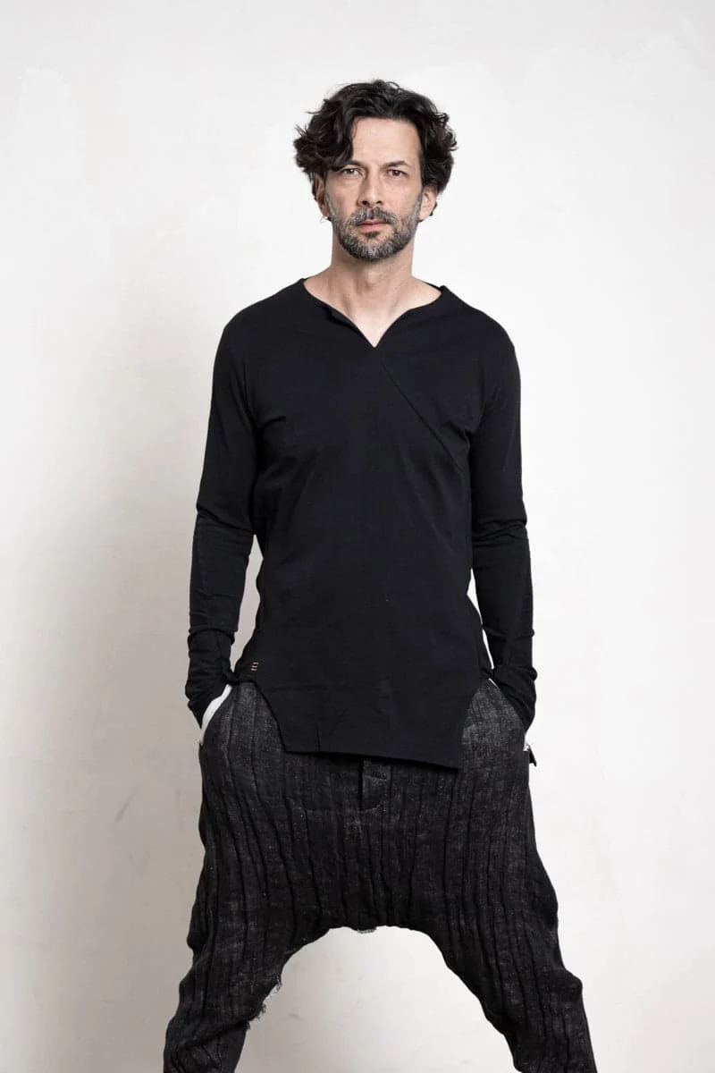 eigensinnig wien | Artmann | Asymmetrischer Pullover aus leichter Baumwolle in schwarz